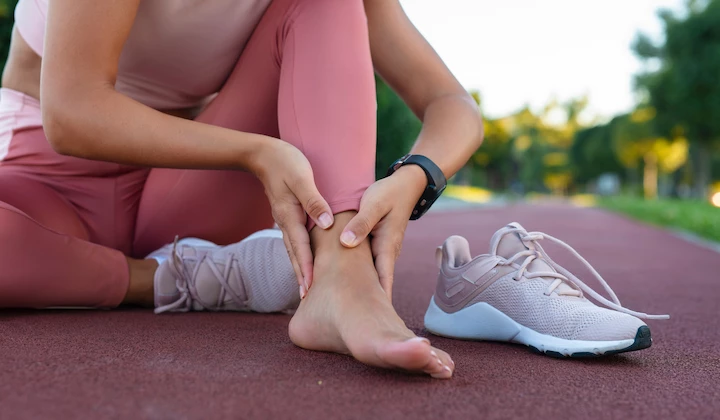 Удрянето в предмети е основната причина за синини, докато спортистите също могат да получат синини.