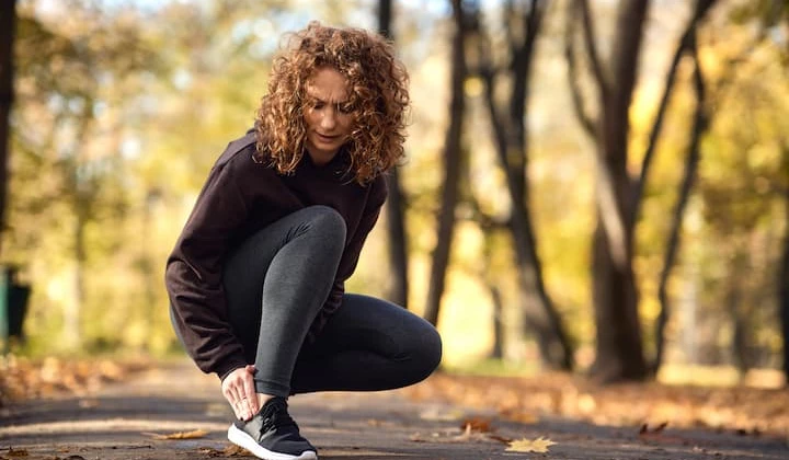 Мускулното увреждане е резултат от прекомерно разтягане или внезапно свиване, често поради прекомерно движение или спорт.