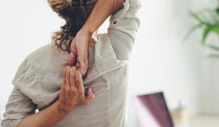 При мускулни крампи помага разтягането на засегнатото място или масажирането му.