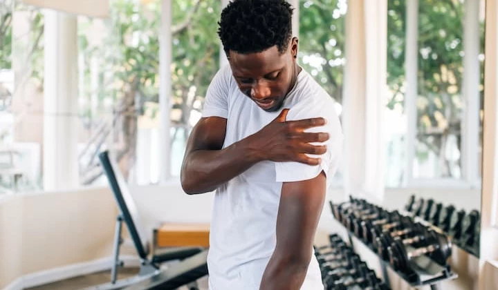 Има различни причини за болки в рамото, включително наранявания, хронични заболявания и дискомфорт при различни движения.